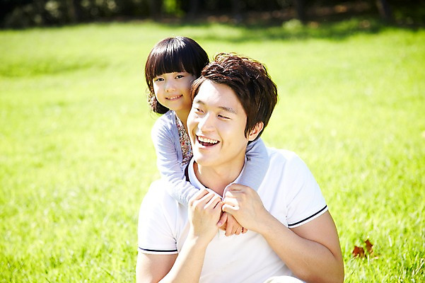 포토 JPG 주간 라이프스타일 공원 여자 남자 딸 행복 여유 어린이 가족 안기 미소 웃음 사람 동양인 소녀 잔디 상반신 성인 야외 두명 앞모습 아웃포커스 30대 부모 소풍 한국인 자녀 아빠 상쾌 부녀 국내포토 자연요소 식물 공공시설 감정 뷰포인트 관계 모션 촬영기법 표정 인종 생활 장년 야외활동 파일형식