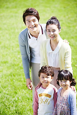 포토 JPG 주간 라이프스타일 공원 여자 남자 딸 행복 아들 여유 어린이 가족 엄마 서기 미소 웃음 사람 동양인 소녀 소년 잔디 여러명 성인 야외 앞모습 아웃포커스 30대 부모 소풍 한국인 자녀 아빠 가족사진 상쾌 국내포토 자연요소 식물 공공시설 감정 뷰포인트 다수 관계 모션 촬영기법 표정 인종 생활 장년 야외활동 파일형식 단체사진