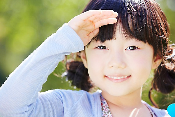 포토 JPG 주간 라이프스타일 공원 여자 행복 여유 어린이 한명 미소 웃음 사람 동양인 손짓 소녀 상반신 야외 앞모습 아웃포커스 소풍 한국인 상쾌 여자만 여자한명만 어린이만 소녀한명만 국내포토 자연요소 1 공공시설 감정 뷰포인트 모션 촬영기법 표정 인종 생활 야외활동 소녀만 파일형식