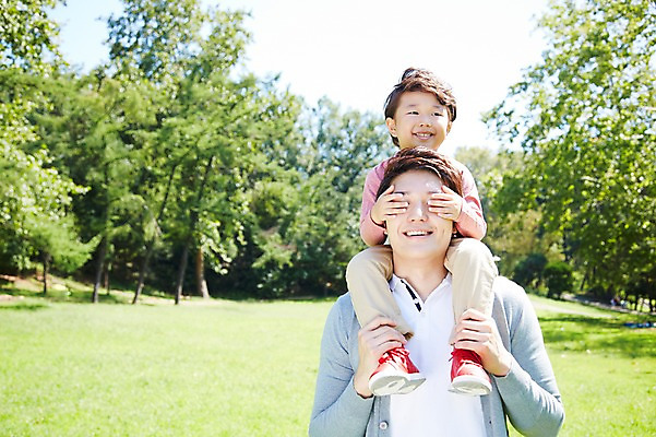 포토 JPG 주간 나무 식물 라이프스타일 공원 남자 행복 아들 여유 어린이 장난 가족 놀이 미소 웃음 사람 동양인 소년 잔디 성인 야외 두명 앞모습 아웃포커스 30대 부모 소풍 한국인 자녀 눈가림 목말 아빠 상쾌 부자지간 남자만 국내포토 자연요소 공공시설 감정 뷰포인트 관계 모션 촬영기법 표정 인종 생활 장년 야외활동 가림 파일형식