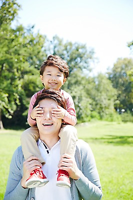 포토 JPG 주간 나무 식물 라이프스타일 공원 남자 행복 아들 여유 어린이 장난 가족 놀이 미소 웃음 사람 동양인 소년 잔디 성인 야외 두명 앞모습 아웃포커스 30대 부모 소풍 한국인 자녀 눈가림 목말 아빠 상쾌 부자지간 남자만 국내포토 자연요소 공공시설 감정 뷰포인트 관계 모션 촬영기법 표정 인종 생활 장년 야외활동 가림 파일형식