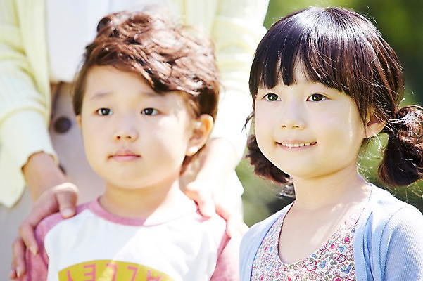 포토 JPG 주간 라이프스타일 응시 공원 여자 남자 행복 여유 어린이 가족 엄마 미소 웃음 사람 동양인 소녀 소년 상반신 야외 앞모습 아웃포커스 세명 부모 소풍 한국인 상쾌 국내포토 자연요소 시선 공공시설 감정 뷰포인트 관계 촬영기법 표정 인종 생활 야외활동 파일형식