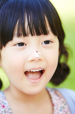 포토 JPG 주간 라이프스타일 공원 여자 행복 여유 어린이 장난 한명 미소 웃음 사람 동양인 소녀 상반신 야외 앞모습 아웃포커스 소풍 한국인 크림 여자만 여자한명만 어린이만 소녀한명만 국내포토 자연요소 1 공공시설 감정 뷰포인트 촬영기법 표정 인종 생활 야외활동 소녀만 파일형식