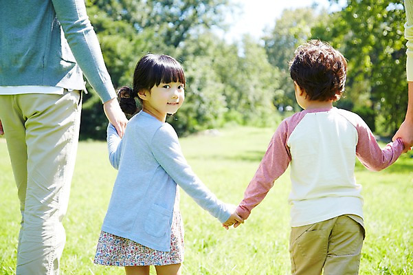 포토 JPG 주간 나무 식물 라이프스타일 공원 여자 남자 딸 행복 아들 여유 어린이 가족 서기 미소 웃음 사람 동양인 소녀 소년 잔디 성인 야외 뒷모습 아웃포커스 세명 30대 부모 소풍 걷기 손잡기 산책 한국인 자녀 뒤돌아보기 아빠 상쾌 국내포토 자연요소 공공시설 감정 뷰포인트 관계 모션 휴식 촬영기법 표정 인종 생활 장년 야외활동 파일형식