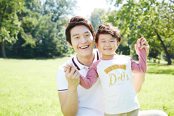 포토 JPG 주간 나무 식물 라이프스타일 공원 남자 행복 아들 여유 어린이 가족 미소 웃음 사람 동양인 소년 잔디 상반신 성인 야외 두명 앞모습 아웃포커스 30대 부모 소풍 한국인 자녀 아빠 상쾌 부자지간 남자만 국내포토 자연요소 공공시설 감정 뷰포인트 관계 촬영기법 표정 인종 생활 장년 야외활동 파일형식