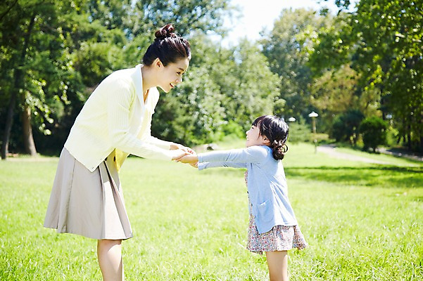 포토 JPG 주간 나무 식물 라이프스타일 공원 여자 딸 행복 여유 어린이 가족 놀이 모녀 엄마 서기 미소 웃음 사람 동양인 소녀 잔디 성인 야외 두명 옆모습 아웃포커스 30대 부모 소풍 마주보기 손잡기 한국인 상쾌 여자만 국내포토 자연요소 공공시설 감정 뷰포인트 관계 모션 촬영기법 표정 인종 생활 장년 야외활동 파일형식