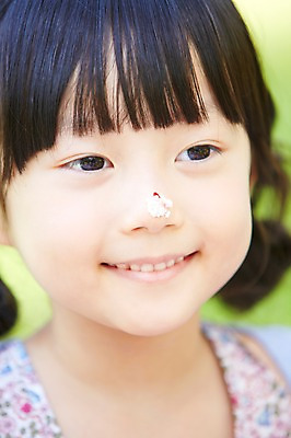 포토 JPG 주간 라이프스타일 공원 여자 행복 여유 어린이 장난 한명 미소 웃음 사람 동양인 소녀 상반신 야외 앞모습 아웃포커스 소풍 한국인 크림 여자만 여자한명만 어린이만 소녀한명만 국내포토 자연요소 1 공공시설 감정 뷰포인트 촬영기법 표정 인종 생활 야외활동 소녀만 파일형식