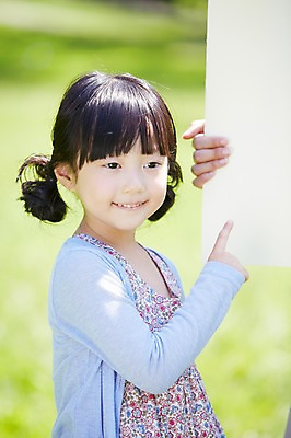 포토 JPG 주간 라이프스타일 배너 공원 여자 행복 여유 어린이 광고판 한명 미소 웃음 사람 동양인 소녀 잔디 야외 앞모습 아웃포커스 소풍 한국인 가리킴 판넬 알림 상쾌 여자만 여자한명만 어린이만 소녀한명만 국내포토 자연요소 식물 1 공공시설 감정 뷰포인트 알림판 촬영기법 표정 인종 손짓 생활 야외활동 판 소녀만 파일형식