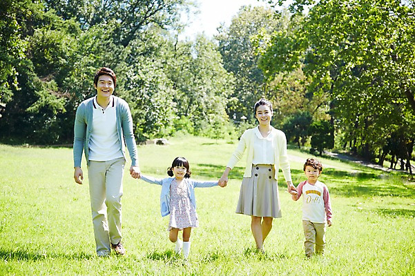 포토 JPG 주간 전신 나무 식물 라이프스타일 공원 여자 남자 딸 행복 아들 여유 어린이 가족 엄마 서기 미소 웃음 사람 동양인 소녀 소년 잔디 여러명 성인 야외 앞모습 30대 부모 소풍 걷기 손잡기 산책 한국인 자녀 아빠 상쾌 국내포토 자연요소 공공시설 감정 뷰포인트 다수 관계 모션 휴식 표정 인종 생활 장년 야외활동 파일형식