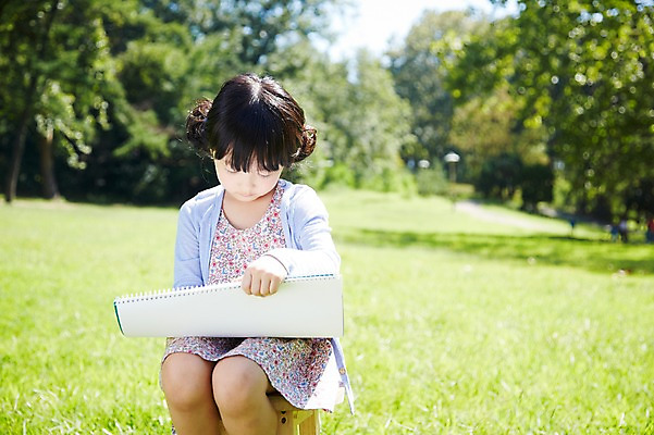 포토 JPG 주간 나무 식물 라이프스타일 공원 여자 행복 여유 어린이 의자 놀이 한명 사람 앉기 동양인 소녀 잔디 야외 앞모습 아웃포커스 소풍 한국인 그리기 스케치북 즐거움 상쾌 그림 여자만 여자한명만 어린이만 소녀한명만 국내포토 자연요소 1 공공시설 감정 뷰포인트 가구 모션 학용품 촬영기법 인종 생활 야외활동 소녀만 파일형식