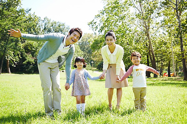 포토 JPG 주간 전신 나무 식물 라이프스타일 공원 여자 남자 딸 행복 아들 여유 어린이 가족 엄마 서기 미소 웃음 사람 동양인 소녀 소년 잔디 여러명 성인 야외 앞모습 30대 부모 소풍 걷기 손잡기 산책 한국인 자녀 아빠 상쾌 국내포토 자연요소 공공시설 감정 뷰포인트 다수 관계 모션 휴식 표정 인종 생활 장년 야외활동 파일형식