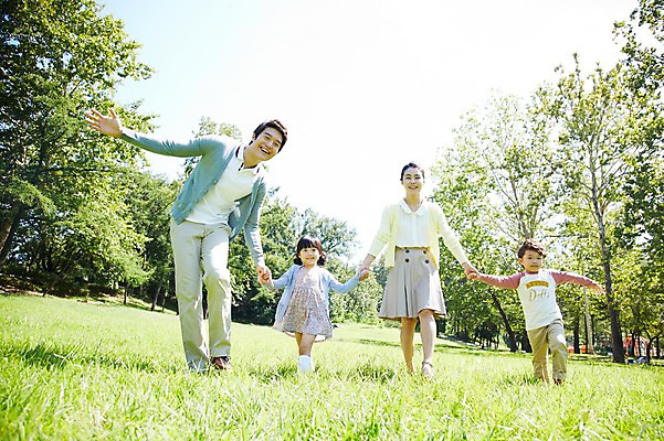 포토 JPG 주간 전신 나무 식물 라이프스타일 공원 여자 남자 딸 행복 아들 여유 어린이 가족 엄마 서기 미소 웃음 사람 동양인 소녀 소년 잔디 여러명 성인 야외 앞모습 30대 부모 소풍 걷기 손잡기 산책 한국인 자녀 아빠 상쾌 국내포토 자연요소 공공시설 감정 뷰포인트 다수 관계 모션 휴식 표정 인종 생활 장년 야외활동 파일형식