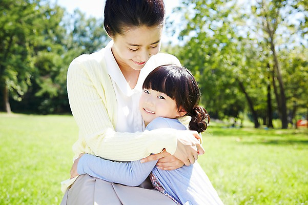포토 JPG 주간 나무 식물 라이프스타일 공원 여자 딸 행복 여유 어린이 가족 안기 포옹 모녀 엄마 미소 웃음 사람 동양인 소녀 잔디 상반신 성인 야외 두명 옆모습 아웃포커스 30대 부모 소풍 한국인 상쾌 여자만 국내포토 자연요소 공공시설 감정 뷰포인트 관계 모션 촬영기법 표정 인종 생활 장년 야외활동 파일형식