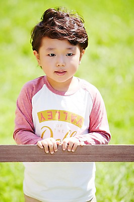 포토 JPG 주간 라이프스타일 공원 남자 행복 여유 어린이 액자 프레임 한명 사람 동양인 소년 잔디 상반신 야외 앞모습 아웃포커스 소풍 한국인 상쾌 남자만 남자한명만 어린이만 소년한명만 국내포토 자연요소 식물 1 공공시설 감정 뷰포인트 촬영기법 인종 생활 야외활동 소년만 파일형식