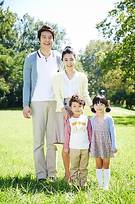 포토 JPG 주간 전신 나무 식물 라이프스타일 공원 여자 남자 딸 행복 아들 여유 어린이 가족 엄마 서기 미소 웃음 사람 동양인 소녀 소년 잔디 여러명 성인 야외 앞모습 아웃포커스 30대 부모 소풍 한국인 자녀 아빠 가족사진 상쾌 국내포토 자연요소 공공시설 감정 뷰포인트 다수 관계 모션 촬영기법 표정 인종 생활 장년 야외활동 파일형식 단체사진