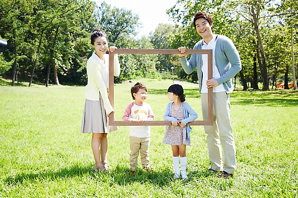 포토 JPG 주간 전신 나무 식물 라이프스타일 공원 여자 남자 딸 행복 아들 여유 어린이 액자 가족 엄마 프레임 서기 미소 웃음 들기 사람 동양인 소녀 소년 잔디 여러명 성인 야외 앞모습 30대 부모 소풍 한국인 자녀 아빠 가족사진 상쾌 사진틀 국내포토 자연요소 공공시설 감정 뷰포인트 다수 관계 모션 표정 틀 인종 생활 장년 야외활동 파일형식 단체사진