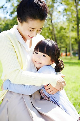 포토 JPG 주간 나무 식물 라이프스타일 공원 여자 딸 행복 여유 어린이 가족 안기 포옹 모녀 엄마 미소 웃음 사람 동양인 소녀 잔디 상반신 성인 야외 두명 옆모습 아웃포커스 30대 부모 소풍 한국인 상쾌 여자만 국내포토 자연요소 공공시설 감정 뷰포인트 관계 모션 촬영기법 표정 인종 생활 장년 야외활동 파일형식