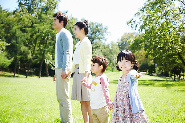 포토 JPG 주간 나무 식물 라이프스타일 공원 여자 남자 딸 행복 아들 여유 어린이 가족 엄마 서기 미소 웃음 사람 동양인 소녀 소년 잔디 여러명 성인 야외 옆모습 아웃포커스 30대 부모 소풍 손잡기 한국인 자녀 아빠 상쾌 국내포토 자연요소 공공시설 감정 뷰포인트 다수 관계 모션 촬영기법 표정 인종 생활 장년 야외활동 파일형식