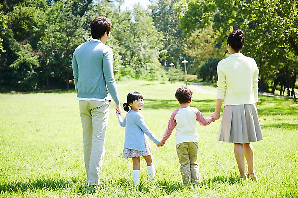 포토 JPG 주간 전신 나무 식물 라이프스타일 공원 여자 남자 딸 행복 아들 여유 어린이 가족 엄마 서기 미소 웃음 사람 동양인 소녀 소년 잔디 여러명 성인 야외 뒷모습 30대 부모 소풍 걷기 손잡기 산책 한국인 자녀 뒤돌아보기 아빠 상쾌 국내포토 자연요소 공공시설 감정 뷰포인트 다수 관계 모션 휴식 표정 인종 생활 장년 야외활동 파일형식