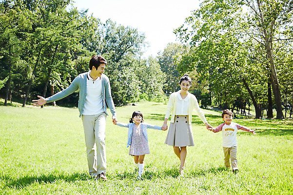 포토 JPG 주간 전신 나무 식물 라이프스타일 공원 여자 남자 딸 행복 아들 여유 어린이 가족 엄마 서기 미소 웃음 사람 동양인 소녀 소년 잔디 여러명 성인 야외 앞모습 30대 부모 소풍 걷기 손잡기 산책 한국인 자녀 아빠 상쾌 국내포토 자연요소 공공시설 감정 뷰포인트 다수 관계 모션 휴식 표정 인종 생활 장년 야외활동 파일형식