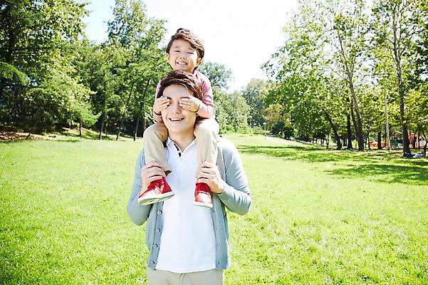 포토 JPG 주간 나무 식물 라이프스타일 공원 남자 행복 아들 여유 어린이 장난 가족 놀이 미소 웃음 사람 동양인 소년 잔디 성인 야외 두명 앞모습 30대 부모 소풍 한국인 자녀 눈가림 목말 아빠 상쾌 부자지간 남자만 국내포토 자연요소 공공시설 감정 뷰포인트 관계 모션 표정 인종 생활 장년 야외활동 가림 파일형식