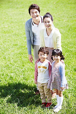 포토 JPG 주간 전신 라이프스타일 공원 여자 남자 딸 행복 아들 여유 어린이 가족 엄마 서기 미소 웃음 사람 동양인 소녀 소년 잔디 여러명 성인 야외 앞모습 아웃포커스 30대 부모 소풍 한국인 자녀 아빠 가족사진 상쾌 국내포토 자연요소 식물 공공시설 감정 뷰포인트 다수 관계 모션 촬영기법 표정 인종 생활 장년 야외활동 파일형식 단체사진