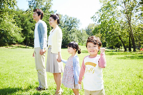 포토 JPG 주간 나무 식물 라이프스타일 공원 여자 남자 딸 행복 아들 여유 어린이 가족 엄마 서기 미소 웃음 사람 동양인 손짓 소녀 소년 잔디 여러명 성인 야외 옆모습 아웃포커스 30대 부모 소풍 손잡기 주먹 한국인 자녀 아빠 상쾌 국내포토 자연요소 공공시설 감정 뷰포인트 다수 관계 모션 촬영기법 표정 인종 생활 장년 야외활동 파일형식