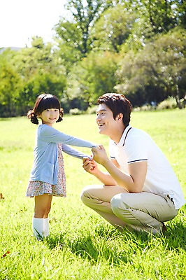 포토 JPG 주간 전신 나무 식물 라이프스타일 공원 여자 남자 딸 행복 여유 어린이 가족 서기 미소 웃음 사람 앉기 동양인 소녀 잔디 성인 야외 두명 옆모습 아웃포커스 30대 부모 소풍 마주보기 손잡기 한국인 자녀 아빠 상쾌 부녀 국내포토 자연요소 공공시설 감정 뷰포인트 관계 모션 촬영기법 표정 인종 생활 장년 야외활동 파일형식