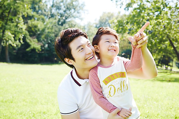 포토 JPG 주간 나무 식물 라이프스타일 응시 공원 남자 행복 아들 여유 어린이 가족 미소 웃음 사람 동양인 소년 잔디 상반신 성인 야외 두명 앞모습 아웃포커스 30대 부모 소풍 한국인 자녀 가리킴 아빠 상쾌 부자지간 남자만 국내포토 자연요소 시선 공공시설 감정 뷰포인트 관계 촬영기법 표정 인종 손짓 생활 장년 야외활동 파일형식
