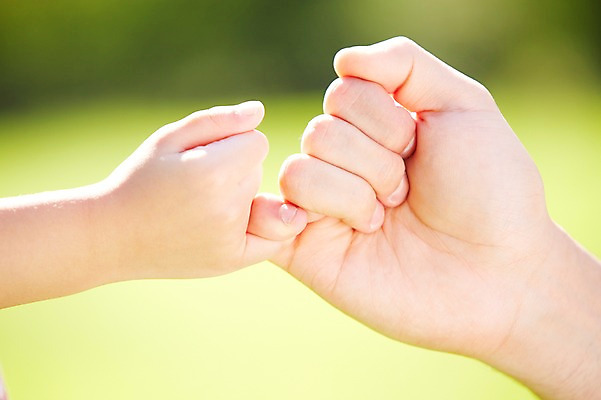 포토 JPG 주간 라이프스타일 손 행복 여유 어린이 신체 가족 모션 사람 손짓 성인 야외 두명 아웃포커스 신체부위 상쾌 약속 새끼손가락 국내포토 자연요소 감정 관계 촬영기법 생활 파일형식