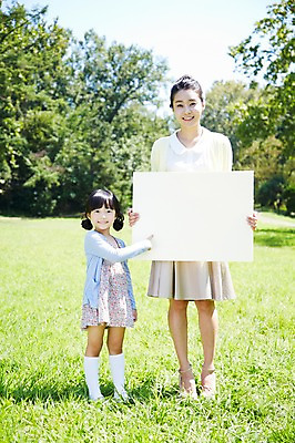 포토 JPG 주간 전신 나무 식물 라이프스타일 배너 공원 여자 딸 행복 여유 어린이 가족 모녀 엄마 사각프레임 광고판 서기 미소 웃음 들기 사람 동양인 소녀 잔디 성인 야외 두명 앞모습 30대 부모 소풍 한국인 가리킴 알림 상쾌 여자만 국내포토 자연요소 공공시설 감정 뷰포인트 관계 모션 프레임 알림판 표정 인종 손짓 생활 장년 야외활동 사각형 판 파일형식