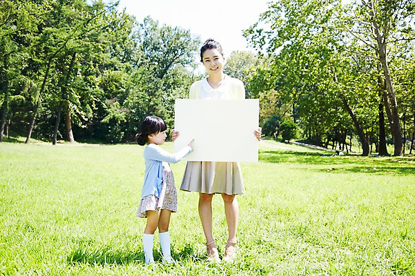 포토 JPG 주간 전신 나무 식물 라이프스타일 배너 공원 여자 딸 행복 여유 어린이 가족 모녀 엄마 사각프레임 광고판 서기 미소 웃음 들기 사람 동양인 소녀 잔디 성인 야외 두명 앞모습 30대 부모 소풍 한국인 가리킴 알림 상쾌 여자만 국내포토 자연요소 공공시설 감정 뷰포인트 관계 모션 프레임 알림판 표정 인종 손짓 생활 장년 야외활동 사각형 판 파일형식