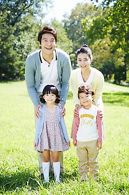 포토 JPG 주간 전신 나무 식물 라이프스타일 공원 여자 남자 딸 행복 아들 여유 어린이 가족 엄마 서기 미소 웃음 사람 동양인 소녀 소년 잔디 여러명 성인 야외 앞모습 아웃포커스 30대 부모 소풍 한국인 자녀 아빠 가족사진 상쾌 국내포토 자연요소 공공시설 감정 뷰포인트 다수 관계 모션 촬영기법 표정 인종 생활 장년 야외활동 파일형식 단체사진