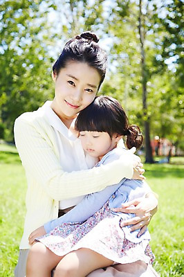 포토 JPG 주간 나무 식물 라이프스타일 공원 여자 딸 행복 여유 어린이 가족 안기 모녀 엄마 휴식 미소 웃음 사람 동양인 소녀 잔디 성인 야외 두명 아웃포커스 30대 부모 소풍 한국인 잠 상쾌 여자만 국내포토 자연요소 공공시설 감정 컨셉 관계 모션 촬영기법 표정 인종 생활 장년 야외활동 파일형식