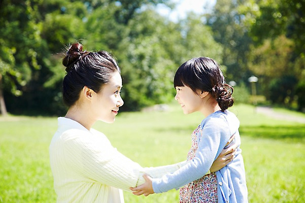 포토 JPG 주간 나무 식물 라이프스타일 공원 여자 딸 행복 여유 어린이 가족 모녀 엄마 미소 웃음 사람 동양인 소녀 잔디 상반신 성인 야외 두명 옆모습 아웃포커스 30대 부모 소풍 마주보기 한국인 상쾌 여자만 국내포토 자연요소 공공시설 감정 뷰포인트 관계 모션 촬영기법 표정 인종 생활 장년 야외활동 파일형식