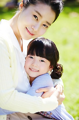 포토 JPG 주간 라이프스타일 공원 여자 딸 행복 여유 어린이 가족 안기 포옹 모녀 엄마 미소 웃음 사람 동양인 소녀 잔디 상반신 성인 야외 두명 옆모습 아웃포커스 30대 부모 소풍 한국인 상쾌 여자만 국내포토 자연요소 식물 공공시설 감정 뷰포인트 관계 모션 촬영기법 표정 인종 생활 장년 야외활동 파일형식