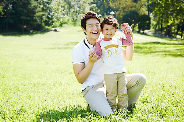 포토 JPG 주간 전신 나무 식물 라이프스타일 공원 남자 행복 아들 여유 어린이 가족 놀이 서기 미소 웃음 사람 앉기 동양인 소년 잔디 성인 야외 두명 앞모습 아웃포커스 30대 부모 소풍 한국인 자녀 아빠 상쾌 부자지간 남자만 국내포토 자연요소 공공시설 감정 뷰포인트 관계 모션 촬영기법 표정 인종 생활 장년 야외활동 파일형식