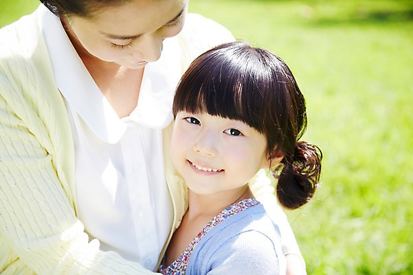 포토 JPG 주간 라이프스타일 공원 여자 딸 행복 여유 어린이 가족 안기 모녀 엄마 미소 웃음 사람 동양인 소녀 잔디 상반신 성인 야외 두명 옆모습 아웃포커스 30대 부모 소풍 한국인 상쾌 여자만 국내포토 자연요소 식물 공공시설 감정 뷰포인트 관계 모션 촬영기법 표정 인종 생활 장년 야외활동 파일형식