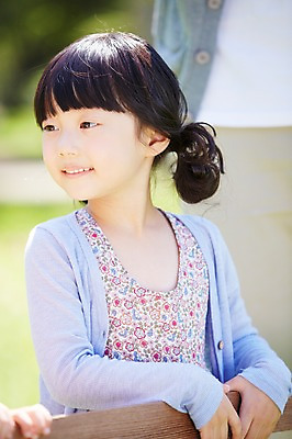 포토 JPG 주간 라이프스타일 응시 공원 여자 행복 여유 어린이 한명 미소 웃음 사람 동양인 소녀 잔디 상반신 야외 아웃포커스 소풍 한국인 상쾌 여자만 여자한명만 어린이만 소녀한명만 국내포토 자연요소 식물 1 시선 공공시설 감정 촬영기법 표정 인종 생활 야외활동 소녀만 파일형식