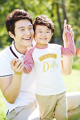 포토 JPG 주간 라이프스타일 공원 남자 행복 아들 여유 어린이 가족 놀이 서기 미소 웃음 사람 앉기 동양인 소년 잔디 성인 야외 두명 앞모습 아웃포커스 30대 부모 소풍 한국인 자녀 아빠 상쾌 부자지간 남자만 국내포토 자연요소 식물 공공시설 감정 뷰포인트 관계 모션 촬영기법 표정 인종 생활 장년 야외활동 파일형식