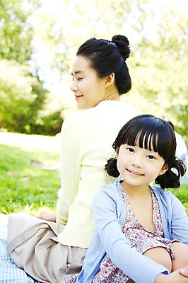 포토 JPG 주간 라이프스타일 공원 여자 딸 행복 여유 어린이 가족 모녀 엄마 휴식 미소 웃음 사람 앉기 동양인 소녀 잔디 성인 야외 두명 아웃포커스 30대 부모 소풍 한국인 등맞대기 자녀 돗자리 여자만 국내포토 자연요소 식물 공공시설 감정 컨셉 관계 모션 촬영기법 표정 인종 생활 장년 야외활동 파일형식