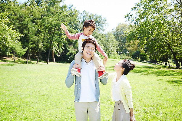 포토 JPG 주간 나무 식물 라이프스타일 공원 여자 남자 행복 아들 여유 어린이 가족 놀이 엄마 미소 웃음 사람 동양인 소년 잔디 성인 야외 앞모습 아웃포커스 세명 30대 부모 소풍 한국인 자녀 목말 아빠 상쾌 국내포토 자연요소 공공시설 감정 뷰포인트 관계 모션 촬영기법 표정 인종 생활 장년 야외활동 파일형식