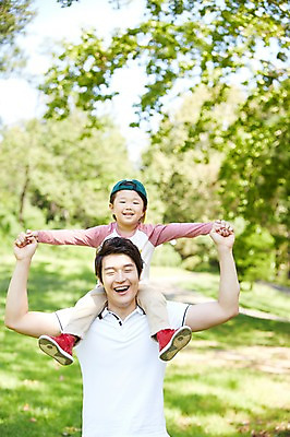 포토 JPG 주간 나무 식물 모자 라이프스타일 공원 남자 행복 아들 여유 어린이 가족 놀이 미소 웃음 사람 동양인 소년 잔디 성인 야외 두명 앞모습 아웃포커스 30대 부모 소풍 한국인 자녀 목말 아빠 상쾌 부자지간 남자만 국내포토 자연요소 잡화 공공시설 감정 뷰포인트 관계 모션 촬영기법 표정 인종 생활 장년 야외활동 파일형식