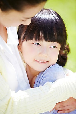 포토 JPG 주간 라이프스타일 응시 여자 딸 행복 여유 어린이 가족 안기 포옹 모녀 엄마 미소 웃음 사람 동양인 소녀 상반신 성인 야외 두명 옆모습 아웃포커스 30대 부모 소풍 한국인 상쾌 여자만 국내포토 자연요소 시선 감정 뷰포인트 관계 모션 촬영기법 표정 인종 생활 장년 야외활동 파일형식