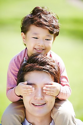 포토 JPG 주간 라이프스타일 공원 남자 행복 아들 여유 어린이 장난 가족 놀이 미소 웃음 사람 동양인 소년 성인 야외 두명 앞모습 아웃포커스 30대 부모 소풍 한국인 자녀 눈가림 목말 아빠 상쾌 부자지간 남자만 국내포토 자연요소 공공시설 감정 뷰포인트 관계 모션 촬영기법 표정 인종 생활 장년 야외활동 가림 파일형식