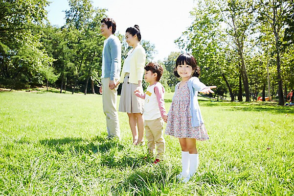 포토 JPG 주간 전신 나무 식물 라이프스타일 공원 여자 남자 딸 행복 아들 여유 어린이 가족 엄마 서기 미소 웃음 사람 동양인 소녀 소년 잔디 여러명 성인 야외 옆모습 30대 부모 소풍 손잡기 한국인 자녀 아빠 상쾌 국내포토 자연요소 공공시설 감정 뷰포인트 다수 관계 모션 표정 인종 생활 장년 야외활동 파일형식