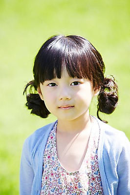 포토 JPG 주간 라이프스타일 공원 여자 행복 여유 어린이 한명 사람 동양인 소녀 잔디 상반신 야외 앞모습 아웃포커스 소풍 한국인 상쾌 여자만 여자한명만 어린이만 소녀한명만 국내포토 자연요소 식물 1 공공시설 감정 뷰포인트 촬영기법 인종 생활 야외활동 소녀만 파일형식