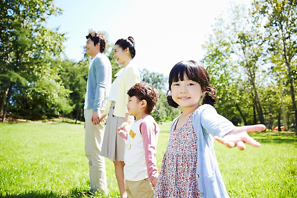 포토 JPG 주간 나무 식물 라이프스타일 공원 여자 남자 딸 행복 아들 여유 어린이 가족 엄마 서기 미소 웃음 사람 동양인 소녀 소년 잔디 여러명 성인 야외 옆모습 아웃포커스 30대 부모 소풍 손잡기 한국인 자녀 아빠 상쾌 국내포토 자연요소 공공시설 감정 뷰포인트 다수 관계 모션 촬영기법 표정 인종 생활 장년 야외활동 파일형식