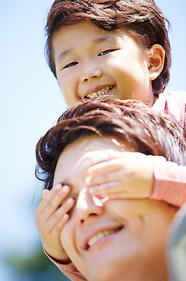 포토 JPG 주간 라이프스타일 공원 남자 행복 아들 여유 얼굴 어린이 로우앵글 장난 가족 놀이 미소 웃음 사람 동양인 소년 성인 야외 두명 아웃포커스 신체부위 30대 부모 소풍 한국인 자녀 눈가림 목말 아빠 상쾌 부자지간 남자만 국내포토 자연요소 공공시설 감정 뷰포인트 관계 모션 촬영기법 표정 인종 생활 장년 야외활동 가림 파일형식