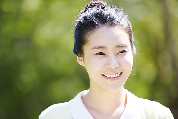 포토 JPG 주간 라이프스타일 응시 공원 여자 행복 여유 휴식 한명 사람 동양인 상반신 성인 야외 앞모습 아웃포커스 30대 소풍 한국인 상쾌 여자만 여자한명만 성인여자만 성인한명만 성인여자한명만 장년만 장년여자만 장년여자한명만 성인만 국내포토 자연요소 1 시선 공공시설 감정 뷰포인트 컨셉 촬영기법 인종 생활 장년 야외활동 파일형식